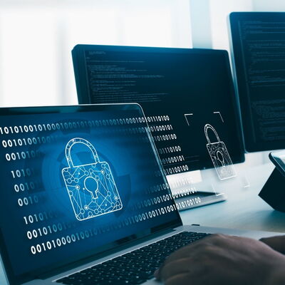 Cybersecurity für Medizinprodukte mit sicheren IT-Systemen, Verschlüsselung und Schutz sensibler Daten.